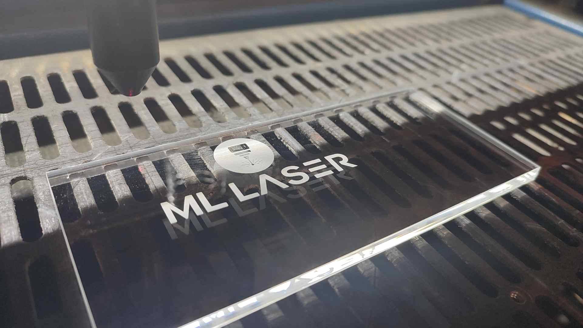 Plaque de PMMA transparente avec logo MLLaser gravé au laser