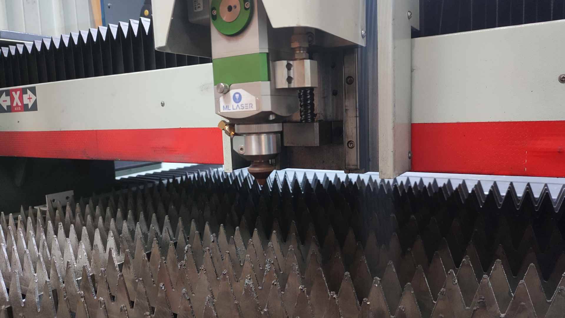 intérieur d'une machine laser fibre, tête laser